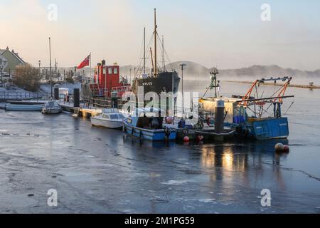 Irvine, Regno Unito. 12th Dec, 2022. Con temperature basse fino a 15C °C in alcune parti della Scozia, la nebbia gelida e il clima invernale insolitamente freddo hanno causato il congelamento del porto di Irvine sul Firth of Clyde, intrappolando diverse barche e piccole navi. Credit: Findlay/Alamy Live News Foto Stock