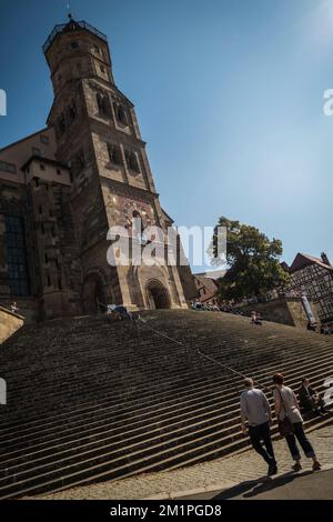 St Michael Kirche nella sala Schwäbish. Piccola città in Germania Foto Stock