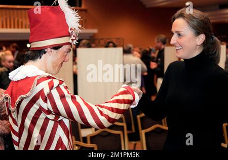 20130311 - GENVAL, BELGIO: Principessa Claire del Belgio (R) raffigurata dopo la presentazione dei risultati del progetto di commedia musicale Colombina da parte dell'organizzazione l'enfant des etoiles nello Chateau du Lac di Genval, lunedì 11 marzo 2013. BELGA PHOTO VIRGINIE LEFOUR Foto Stock