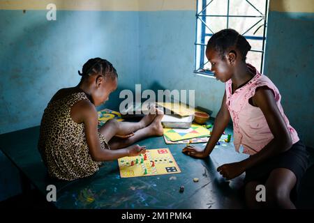 ZAMBIA, Sinazongwe, centro giovanile villaggio, Tonga tribù bambini giocare Halma, ciao gioco da tavolo Foto Stock