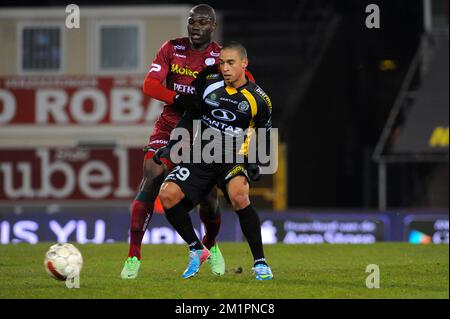 20130330 - WAREGEM, BELGIO: Lokeren's Nill De Pauw e Essevee's Junior Malanda sono state raffigurate in azione durante la partita della Giudetta Pro League di Play-Off 1, tra SV Zulte Waregem e Sporting Lokeren, a Waregem, sabato 30 marzo 2013, il giorno 1 del Play-Off 1 del campionato di calcio belga. BELGA FOTO LUC CLAESSEN Foto Stock