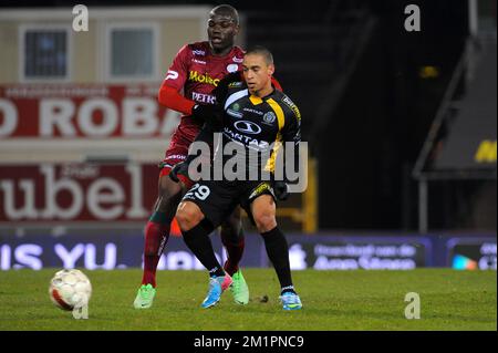 20130330 - WAREGEM, BELGIO: Lokeren's Nill De Pauw e Essevee's Junior Malanda sono state raffigurate in azione durante la partita della Giudetta Pro League di Play-Off 1, tra SV Zulte Waregem e Sporting Lokeren, a Waregem, sabato 30 marzo 2013, il giorno 1 del Play-Off 1 del campionato di calcio belga. BELGA FOTO LUC CLAESSEN Foto Stock