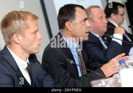 Club Eidur Gudjohnsen, Senior Legal Counsel del Center International d'Etude du sport Pierre Cornu, membro europeo del comitato esecutivo FIFA Michel D'Hooghe, Vice capo dell'unità sportiva presso la direzione generale per l'istruzione e la cultura della Commissione europea Pedro Velazquez e raffigurato nel corso di una conferenza sulla fissazione delle partite nelle partite di calcio europee, mercoledì 03 aprile 2013 a Brugge. Foto Stock