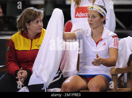 Il capitano del Team Belga Ann Devries e il belga Kirsten Flipkens hanno mostrato nella foto durante la partita di tennis tra il belga Kirsten Flipkens e il polacco Agnieszka Radwanska, terzo dei cinque incontri nella Fed Cup World Group II Play-off match tra Belgio e Polonia, domenica 21 aprile 2013, a Koksijde. Foto Stock