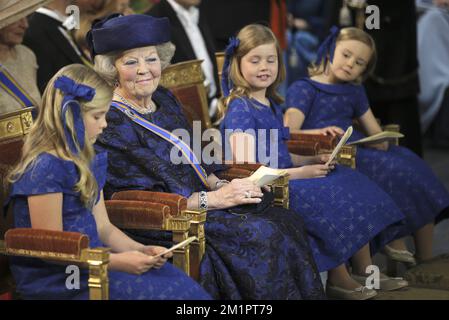 Da sinistra: Principessa Corona Catharina-Amalia, Principessa Beatrice, Principessa Alexia e Principessa Arianna attendono l'inizio dell'investitura del Principe Willem Alexander come Re, martedì 30 aprile 2013, a Nieuwe Kerk (Nuova Chiesa) ad Amsterdam, nei Paesi Bassi. La regina olandese Beatrix, che governò i Paesi Bassi per 33 anni, annunciò il 28 gennaio 2013 la sua abdicazione dal trono a favore del figlio, il principe Willem-Alexander. BELGA FOTO PISCINA PETER DEJONG Foto Stock