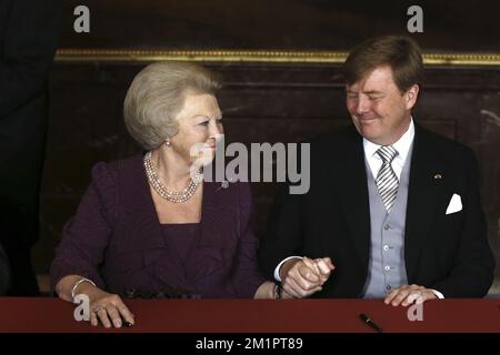 La principessa Beatrix, di sinistra, e suo figlio re Willem-Alexander tenere le mani dopo la firma dell'atto di abdicazione nella sala Mozeszaal o Mozes del Palazzo reale di Amsterdam durante l'investitura del principe Willem Alexander come re, Martedì 30 aprile 2013, Paesi Bassi. La regina olandese Beatrix, che governò i Paesi Bassi per 33 anni, annunciò il 28 gennaio 2013 la sua abdicazione al trono in favore del figlio, il principe Willem-Alexander. BELGA FOTO PISCINA BART MAAT Foto Stock