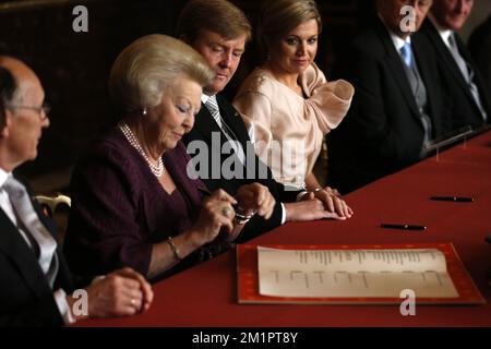 La regina Beatrice firma l'atto di abdicazione a favore del figlio, il principe Willem-Alexander, accanto alla principessa Maxima, nella sala Mozeszaal o Mozes del Palazzo reale di Amsterdam, Paesi Bassi, martedì 30 aprile 2013. HANDOUT FOTOGRAFICO BELGA/JERRY LAMPEN Foto Stock