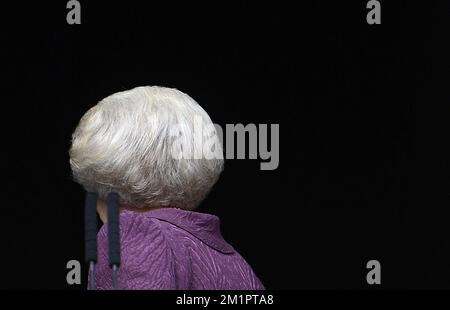 La principessa Beatrix lascia il balcone all'investitura del principe Willem Alexander come re, martedì 30 aprile 2013, ad Amsterdam, nei Paesi Bassi. La regina olandese Beatrix, che governò i Paesi Bassi per 33 anni, annunciò il 28 gennaio 2013 la sua abdicazione dal trono a favore del figlio, il principe Willem-Alexander. Foto Stock