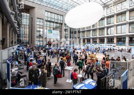 L'illustrazione mostra una vista generale degli stand nell'atrio dell'edificio Justus Lipsus durante il giorno delle porte aperte delle istituzioni europee a Bruxelles, sabato 04 maggio 2013. Foto Stock