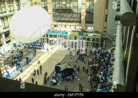 L'illustrazione mostra una vista generale degli stand nell'atrio dell'edificio Justus Lipsus durante il giorno delle porte aperte delle istituzioni europee a Bruxelles, sabato 04 maggio 2013. Foto Stock