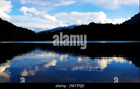 Paesaggio del Lago di Tenno al tramonto Foto Stock