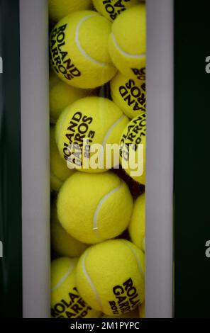 20130526 - PARIGI, FRANCIA: L'illustrazione mostra le palle da tennis di Roland Garros durante la partita tra il belga Steve Darcis (ATP 112) e il francese Michael Llodra (ATP 55) nel primo round del torneo francese di tennis Roland Garros 2013 aperto, allo stadio Roland Garros di Parigi, domenica 26 maggio 2013. Il torneo di tennis Roland Garros Grand Slam si svolge dal 21 maggio al 09 giugno 2013. FOTO DI BELGA ERIC LALMAND Foto Stock