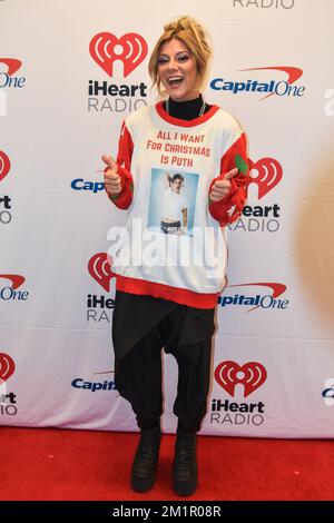 Philadelphia, Stati Uniti. 12th Dec, 2022. JAX arriva sul Red Carpet al Q102 iHeartRadio Jingle Ball presentato da Capital One al Wells Fargo Center di Philadelphia, Pennsylvania, il 12 dicembre 2022. (Foto di Kyle Mazza/Sipa USA) Credit: Sipa USA/Alamy Live News Foto Stock