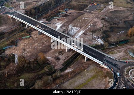 Etruira Valley link Road e Wolstanton Retail Park, dall'aereo, drone aereo 2022 dicembre Foto Stock