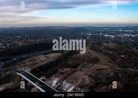 Etruira Valley link Road e Wolstanton Retail Park, dall'aereo, drone aereo 2022 dicembre Foto Stock