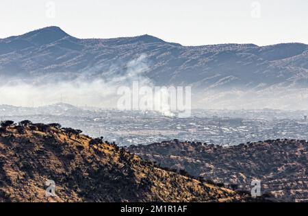 Polvere e fumo si depositano nelle valli sopra Windhoek in una mattinata ferma e fredda. Foto Stock