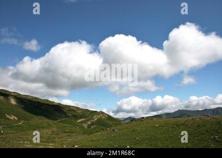 Paesaggio dell'Appennino tosco-emiliano con nuvole Foto Stock