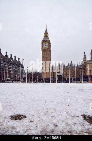 Londra, Inghilterra, Regno Unito. 13th Dec, 2022. La neve copre Piazza del Parlamento mentre le temperature di congelamento continuano in tutto il Regno Unito. (Credit Image: © Vuk Valcic/ZUMA Press Wire) Foto Stock