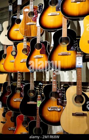 Chitarre acustiche in mostra in un negozio di strumenti musicali. Ontario, Canada Foto Stock