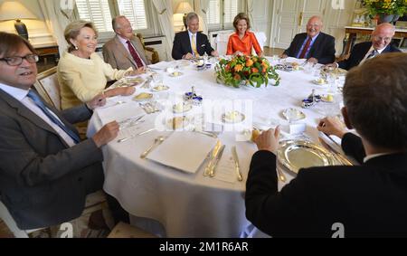 Ex primo ministro del Belgio Guy Verhofstadt, Regina Paola del Belgio, Re Alberto II del Belgio, Principe ereditario Philippe del Belgio, Principessa Mathilde del Belgio, L'ex primo ministro belga Jean-Luc Dehaene e il segretario privato del re belga Jacques van Ypersele de Strihou hanno raffigurato durante un ricevimento al castello reale di Laeken - Laken, Bruxelles per i primi ministri durante il regno del re Alberto II del Belgio, mercoledì 10 luglio 2013. Foto Stock