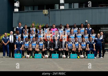 Prima fila (L-R): Fisioterapista Marc Etienne, Stergos Marinos, Mourad Satli, Guillaume Francois, Abraham Kumedor, Portiere Adrien Faidherbe, Jamal Thiare, Damien Marcq, Harlem Gnohere, Jonathan Vervoort, Dottore Frederic Borlee, Middle row (L-R): Logistico Andre Lacroix, Mohamed DAF, Ederson Tormena, Sebastien Dewaest, Giuseppe Rossini, Olivier Renard, nuovo allenatore Felice Mazzu, portiere Parfait Mandanda, David Pollet, Mohamed M'rabet, Kenneth Houdrey, Evans Kondogbia, direttore commerciale Walter Chardon, prima fila (L-R): assistente allenatore Mario Notaro, allenatore fisico Philippe Simonin, Franc Foto Stock