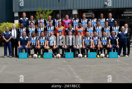 Prima fila (L-R): Fisioterapista Marc Etienne, Stergos Marinos, Mourad Satli, Guillaume Francois, Abraham Kumedor, Portiere Adrien Faidherbe, Jamal Thiare, Damien Marcq, Harlem Gnohere, Jonathan Vervoort, Dottore Frederic Borlee, Middle row (L-R): Logistico Andre Lacroix, Mohamed DAF, Ederson Tormena, Sebastien Dewaest, Giuseppe Rossini, Olivier Renard, nuovo allenatore Felice Mazzu, portiere Parfait Mandanda, David Pollet, Mohamed M'rabet, Kenneth Houdrey, Evans Kondogbia, direttore commerciale Walter Chardon, prima fila (L-R): assistente allenatore Mario Notaro, allenatore fisico Philippe Simonin, Franc Foto Stock