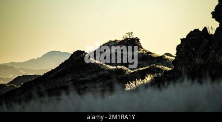 Le montagne del deserto del Namib, che si illuminano al sole della mattina presto Foto Stock