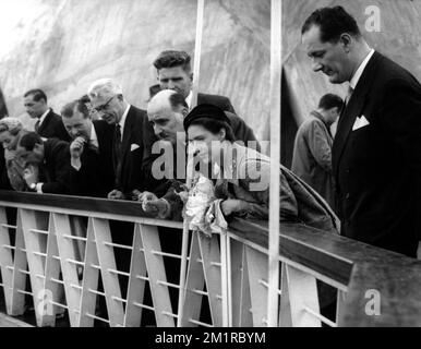 19580930 - BRUXELLES, BELGIO (FILE) : questa immagine del file datata 30 settembre 1958 riguarda Expo 58. Nella foto : la principessa Margaret ha visitato l'Expo 58. BELGA PHOTO ARCHIVES Expo 58, nota anche come Fiera mondiale di Bruxelles, si è tenuta dal 17 aprile al 19 ottobre 1958. Fu la prima grande fiera mondiale dopo la seconda guerra mondiale Foto Stock