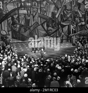 19580418 - BRUXELLES, BELGIO (FILE) : questa immagine del file datata 18 aprile 1958 presenta Expo 58. Nella foto : inaugurazione del padiglione congolese da parte di Auguste Buisseret Ministro delle colonie. BELGA PHOTO ARCHIVES Expo 58, nota anche come Fiera mondiale di Bruxelles, si è tenuta dal 17 aprile al 19 ottobre 1958. Fu la prima grande fiera mondiale dopo la seconda guerra mondiale Foto Stock
