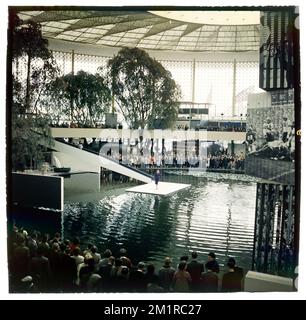 Questa foto non è stata riprodotta e mostra gli interni del Pavillon americano USA / Amerikaanse Paviljoen / Pavillon Americain durante una presentazione modale alla fiera mondiale di Bruxelles (Expo 58) presso l'Heysel / Heizel di Bruxelles (1958). Expo 58, nota anche come Fiera mondiale di Bruxelles, si è tenuta dal 17 aprile al 19 ottobre 1958. Fu la prima grande fiera mondiale dopo la seconda guerra mondiale Foto Stock