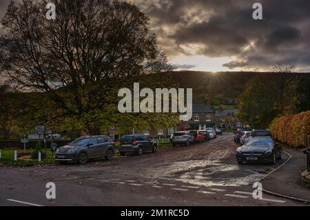 Nel tardo pomeriggio e il sole tramonta sulle colline sopra l'Abbazia di Rosedale. North Yorkshire Foto Stock