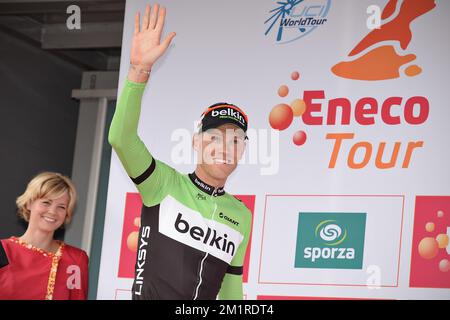 20130815 - VLIJMEN, PAESI BASSI: Nuovo leader nella classifica generale l'olandese Lars Boom del Belkin Pro Cycling Team festeggia sul podio dopo la quarta tappa dell'Eneco Tour, a 176,3 km da Essen a Vlijmen, Paesi Bassi, giovedì 15 agosto 2013. Foto Stock