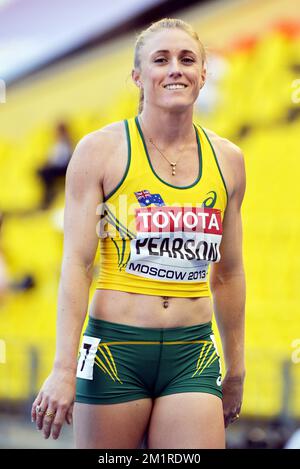 Sally Pearson in Australia reagisce dopo il caldo degli ostacoli del 400m alle donne ai Campionati mondiali di atletica allo stadio Luzhniki di Mosca, Russia, venerdì 16 agosto 2013. I Campionati del mondo si svolgono dal 10 al 18 agosto. Foto Stock