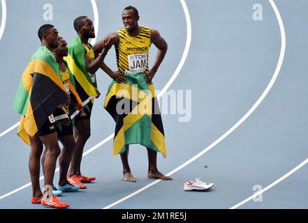 20130818 - MOSCA, RUSSIA: Usain Bolt (R) della Giamaica si trova davanti ai fotografi con la sua squadra dopo aver vinto la staffetta 4*100m ai Campionati del mondo di Atletica allo stadio Luzhniki di Mosca, Russia, domenica 18 agosto 2013. I Campionati del mondo si svolgono dal 10 al 18 agosto. Foto Stock