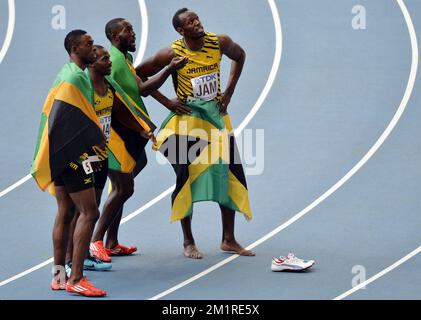 20130818 - MOSCA, RUSSIA: Usain Bolt (R) della Giamaica si trova davanti ai fotografi con la sua squadra dopo aver vinto la staffetta 4*100m ai Campionati del mondo di Atletica allo stadio Luzhniki di Mosca, Russia, domenica 18 agosto 2013. I Campionati del mondo si svolgono dal 10 al 18 agosto. Foto Stock