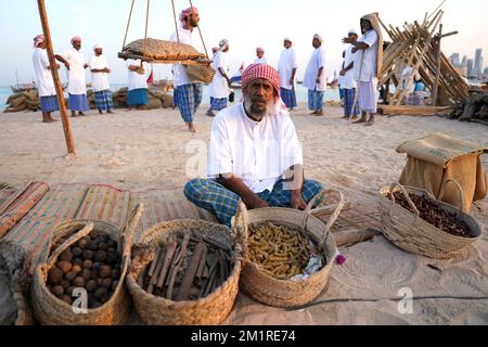 Lavoratori locali al Villaggio Culturale Katara a Doha, Qatar. Data immagine: Martedì 13 dicembre 2022. Foto Stock