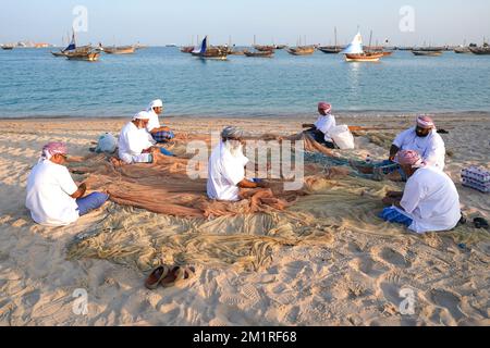 Lavoratori locali al Villaggio Culturale Katara a Doha, Qatar. Data immagine: Martedì 13 dicembre 2022. Foto Stock