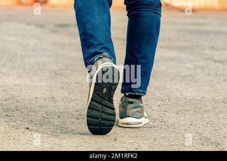 Primo piano delle scarpe di un uomo che cammina Foto Stock