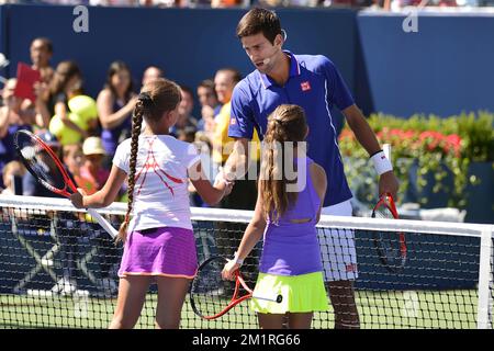 Il serbo Novak Djokovic ha raffigurato durante la giornata dei bambini davanti al torneo di tennis US Open Grand Slam, a Flushing Meadows, a New York City, USA, sabato 24 agosto 2013. L'US Open inizia il 26 agosto 2013. FOTO DI BELGA YORICK JANSENS Foto Stock