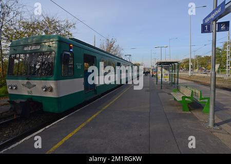 Un treno elettrico HEV (Subirban Railway) alla stazione di Közvágóhíd, Budapest, Ungheria Foto Stock