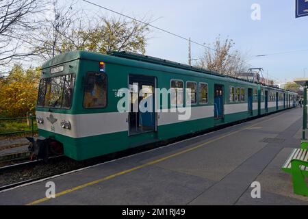 Un treno elettrico HEV (Subirban Railway) alla stazione di Közvágóhíd, Budapest, Ungheria Foto Stock