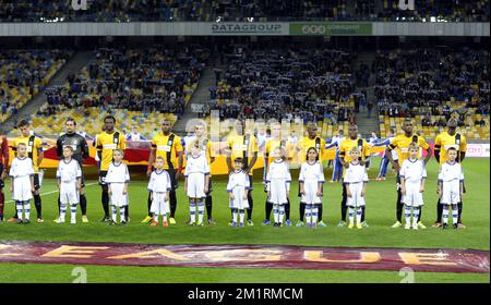 I giocatori di Genk hanno mostrato all'inizio di una partita tra la squadra di calcio Ucraina FC Dynamo Kyiv e la squadra di calcio belga di prima divisione KRC Genk, nel gruppo G, il primo giorno della fase di gruppo del torneo Europa League a Kiev, Ucraina, giovedì 19 settembre 2013. FOTO DI BELGA YORICK JANSENS Foto Stock