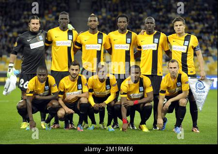 I giocatori di Genk hanno mostrato all'inizio di una partita tra la squadra di calcio Ucraina FC Dynamo Kyiv e la squadra di calcio belga di prima divisione KRC Genk, nel gruppo G, il primo giorno della fase di gruppo del torneo Europa League a Kiev, Ucraina, giovedì 19 settembre 2013. FOTO DI BELGA YORICK JANSENS Foto Stock