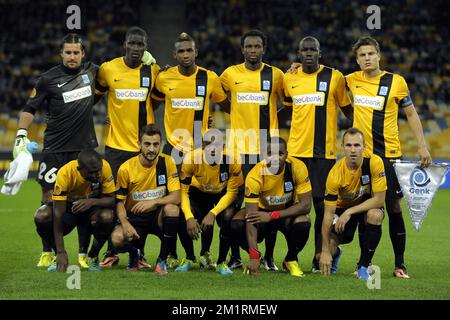 I giocatori di Genk hanno mostrato all'inizio di una partita tra la squadra di calcio Ucraina FC Dynamo Kyiv e la squadra di calcio belga di prima divisione KRC Genk, nel gruppo G, il primo giorno della fase di gruppo del torneo Europa League a Kiev, Ucraina, giovedì 19 settembre 2013. FOTO DI BELGA YORICK JANSENS Foto Stock