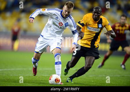 Andriy Yarmolenko di Damo e Kalidou Koulibaly di Genk combattono per la palla durante una partita tra la squadra di calcio Ucraina FC Dynamo Kyiv e la squadra di calcio belga di prima divisione KRC Genk, nel gruppo G, il primo giorno della fase di gruppo del torneo Europa League a Kiev, Ucraina, Giovedì 19 settembre 2013. FOTO DI BELGA YORICK JANSENS Foto Stock