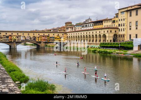Pedalò sull'Arno a monte del Ponte Vecchio a Firenze, Toscana, Italia Foto Stock