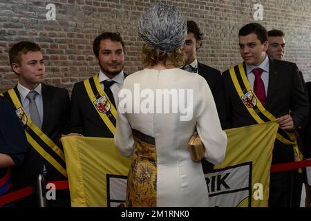 La regina Mathilde del Belgio (fronte) incontra i membri dell'Unione studentesca 'Miezerik' durante la 'joyous Entry - Blijde Intrede - Joyeuse Entree' del re Filip e della regina Mathilde per presentarsi al pubblico nelle diverse capitali provinciali, in Hasselt, provincia di Limburgo, martedì 24 settembre 2013. FOTO DI BELGA DIRK WAEM Foto Stock