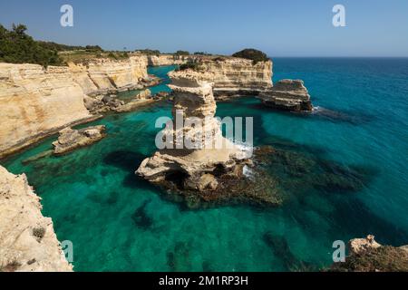 Rocce e mare cristallino turchese dei Faraglioni di Sant Andrea, Torre di Sant Andrea, Melendugno, Provincia di Lecce, Puglia, Italia, Europa Foto Stock