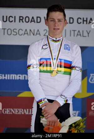 L'olandese Mathieu Van Der Poel festeggia sul podio dopo la gara su strada maschile dei juniors ai Campionati del mondo di ciclismo a Firenze, sabato 28 settembre 2013. Foto Stock