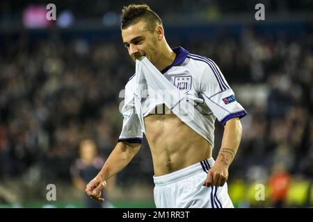 Massimo Bruno di Anderlecht reagisce durante una partita di calcio tra la squadra di calcio belga della prima Divisione RSC Anderlecht e la squadra di calcio greca Olympiacos Piraeus, la seconda partita della fase del Champions League Group nel gruppo C, mercoledì 02 ottobre 2013 a Bruxelles. Foto Stock